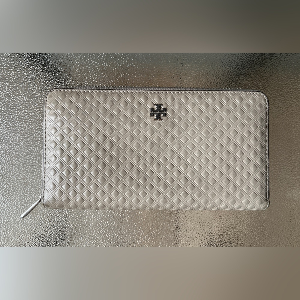 Tory Burch Patent Leather Gray Full Size Zip Around Wallet